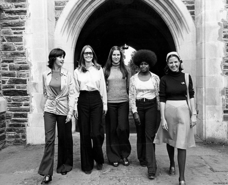 Five women posing in front of a Duke arch in 1976