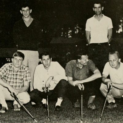 The 1962 Duke Gold team poses for a photo kneeling and holding clubs out in front of them