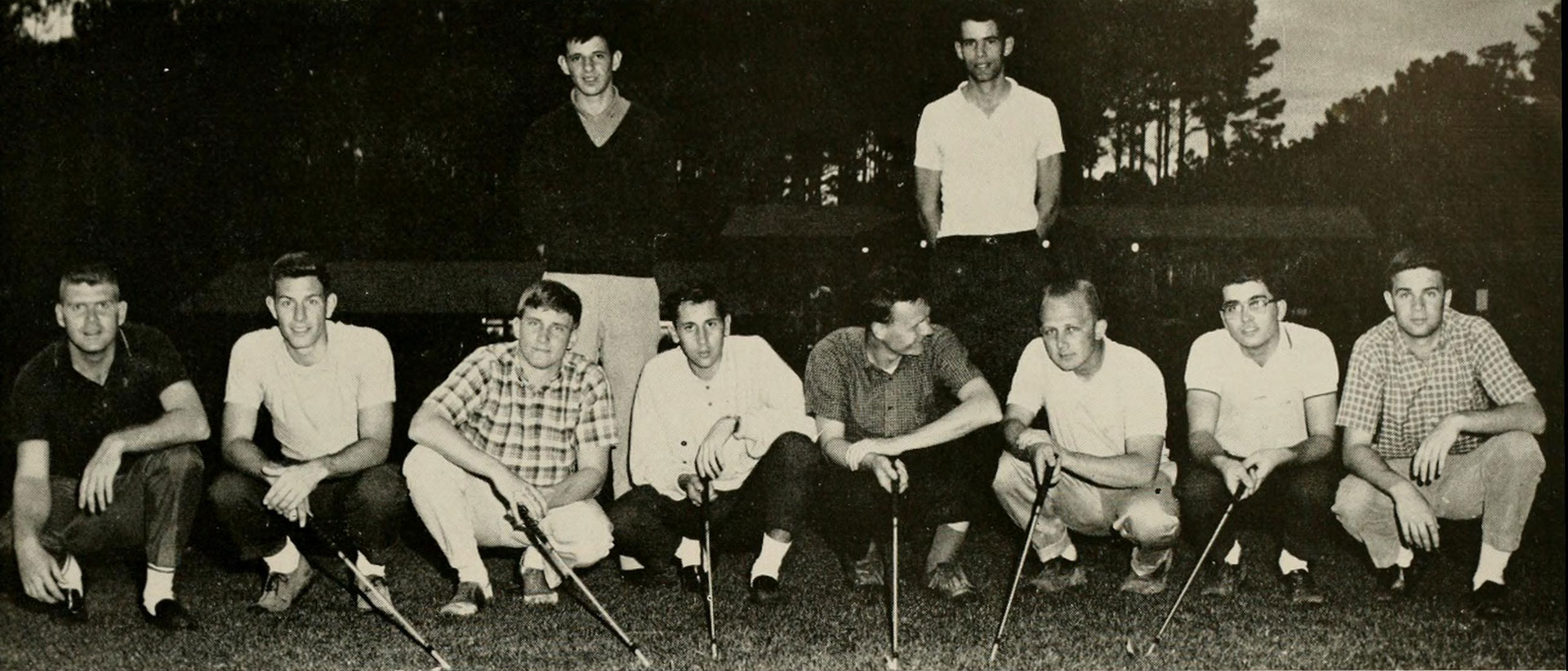 The 1962 Duke Gold team poses for a photo kneeling and holding clubs out in front of them